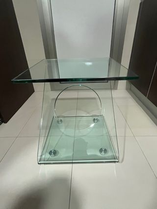 Mesa auxiliar de cristal moderna y ligera