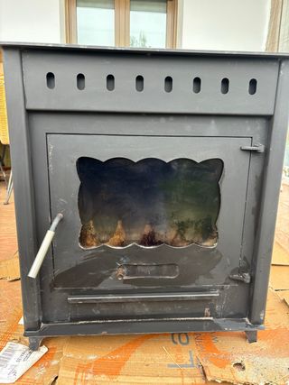 Estufa de leña negra con ventana