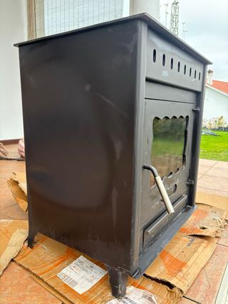 Estufa de leña negra con ventana