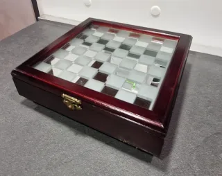 Scacchiera in vetro e legno