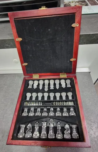 Scacchiera in vetro e legno