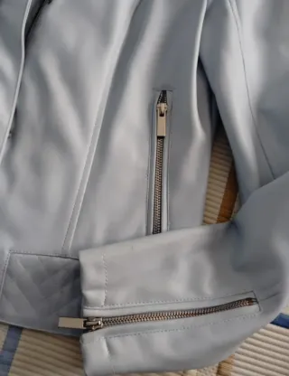 Cazadora efecto piel azul