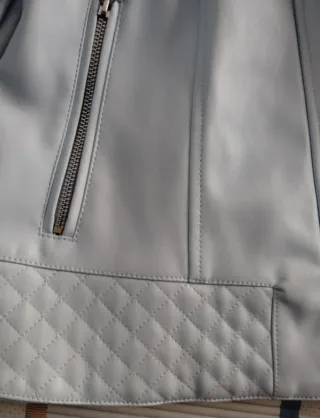 Cazadora efecto piel azul