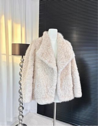 Abrigo de pelo beige y rosa