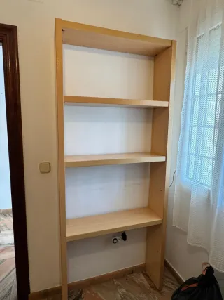 Estantería de madera color beige/marrón