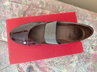 Zapatos Wonders charol con tira plateada