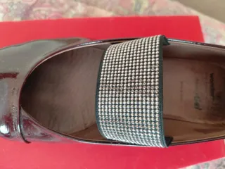 Zapatos Wonders charol con tira plateada