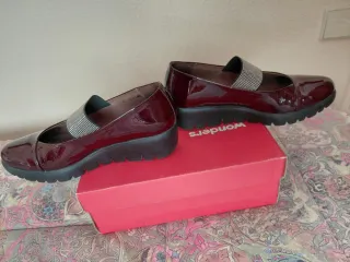 Zapatos Wonders charol con tira plateada