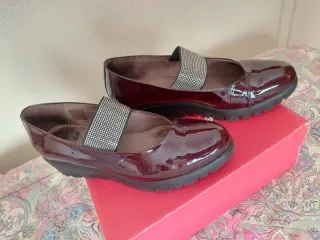 Zapatos Wonders charol con tira plateada