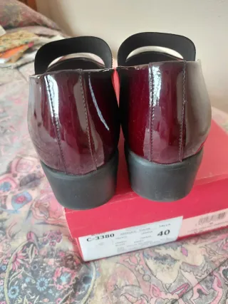 Zapatos Wonders charol con tira plateada