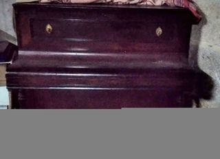 Piano antiguo con taburete. Recogida en domicilio