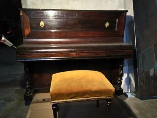 Piano antiguo con taburete. Recogida en domicilio