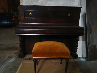 Piano antiguo con taburete. Recogida en domicilio