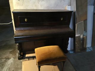 Piano antiguo con taburete. Recogida en domicilio