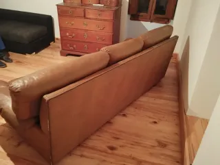 Sofá de piel marrón