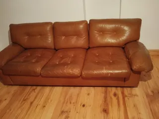 Sofá de piel marrón