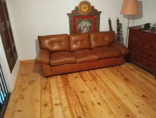 Sofá de piel marrón