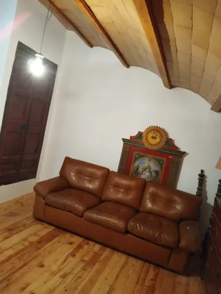 Sofá de piel marrón