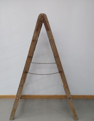 ESCALERA DE TIJERA GRANDE ANTIGUA DE MADERA