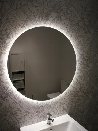Espejo redondo con luz, lavabo y grifería