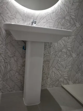 Espejo redondo con luz, lavabo y grifería