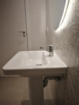 Espejo redondo con luz, lavabo y grifería