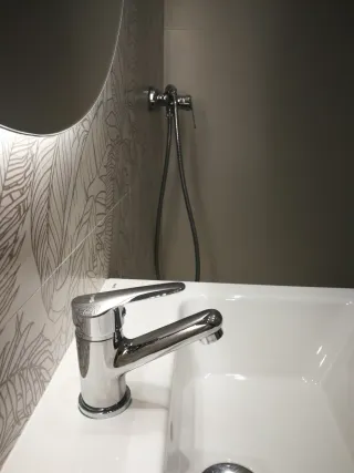 Espejo redondo con luz, lavabo y grifería