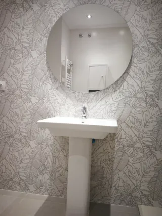 Espejo redondo con luz, lavabo y grifería