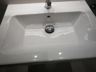 Espejo redondo con luz, lavabo y grifería