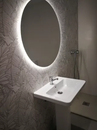 Espejo redondo con luz, lavabo y grifería