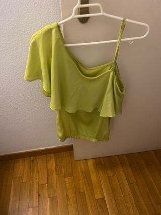 Top asimétrico verde pistacho