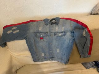 Chaqueta tejana con detalles rojos