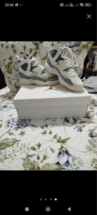 Sneakers Jordan Grigie e Bianche