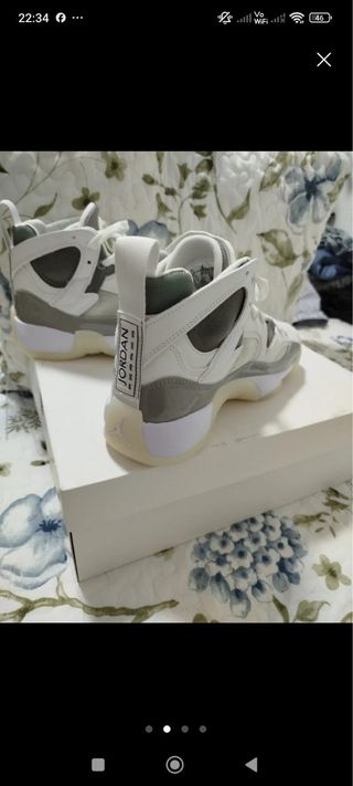 Sneakers Jordan Grigie e Bianche