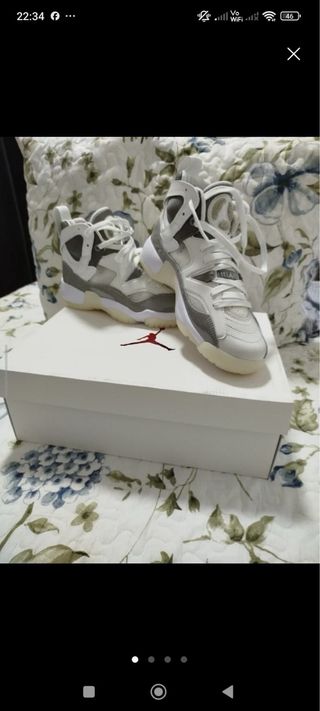 Sneakers Jordan Grigie e Bianche