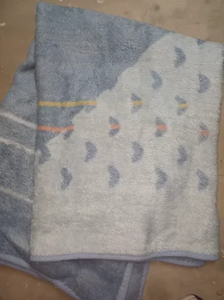 Manta suave azul con nubes blancas