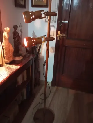 Lampada da terra con design in legno lucidato