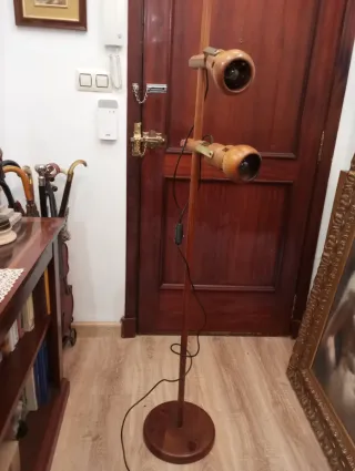 Lampada da terra con design in legno lucidato