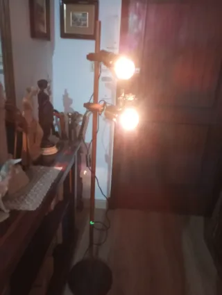 Lampada da terra con design in legno lucidato