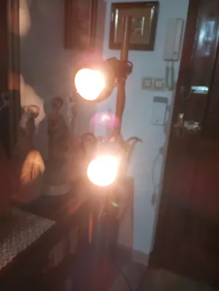 Lampada da terra con design in legno lucidato