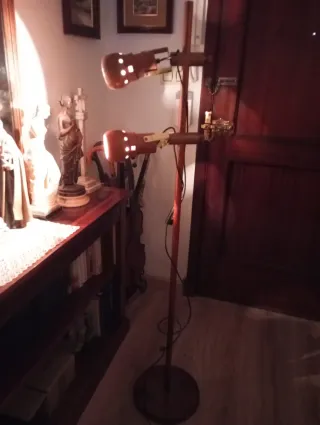 Lampada da terra con design in legno lucidato