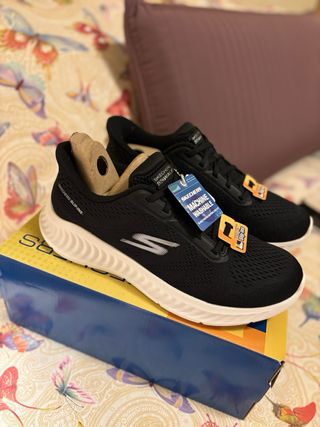 Zapatillas Skechers Negras y Blancas