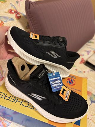 Zapatillas Skechers Negras y Blancas