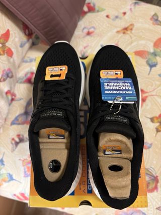 Zapatillas Skechers Negras y Blancas