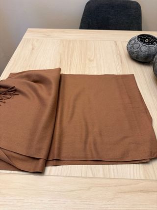 Pañuelo marrón con flecos