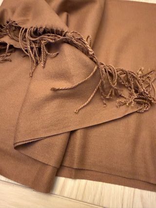 Pañuelo marrón con flecos