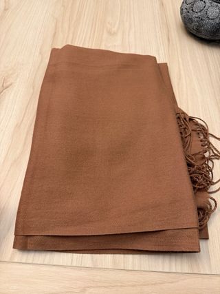 Pañuelo marrón con flecos