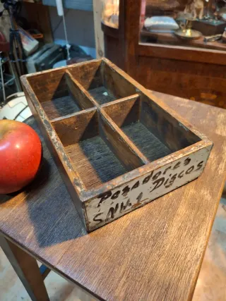 Caja organizadora de madera antigua