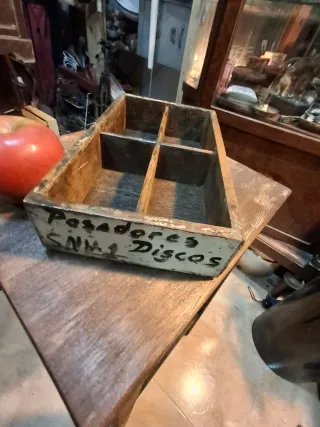Caja organizadora de madera antigua