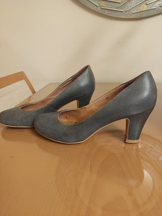 Zapatos tacón piel gris azulado, talla 39